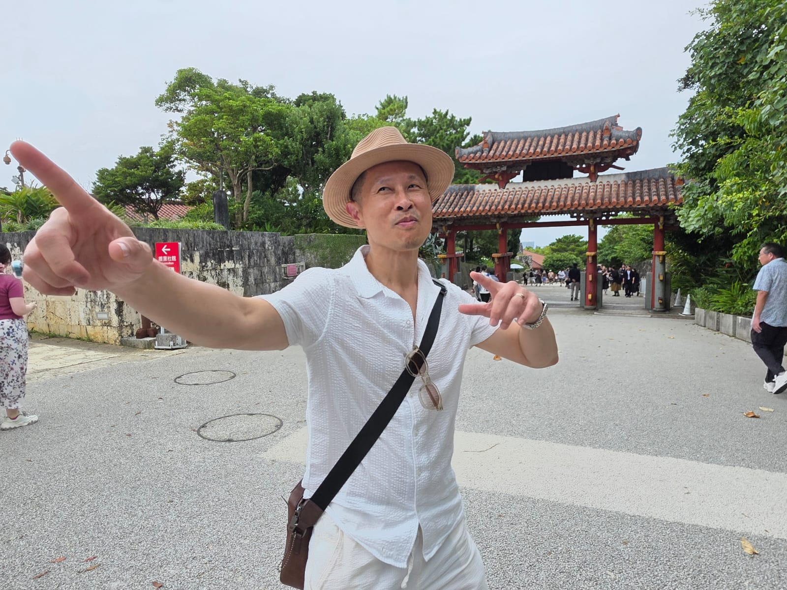Colin Wee tours Shuri Castle. Standing in front of Shureimon for the first time.